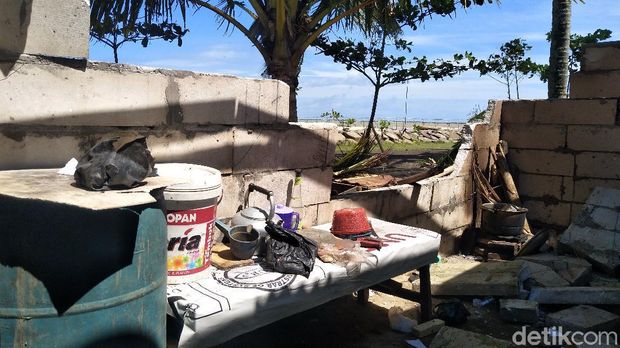 Sebanyak 29 rumah di Desa Sidamukti, Kecamatan Sukaresmi, Pandeglang, porak poranda disapu puting beliung. Berikut foto kerusakan rumah warga akibat bencana itu