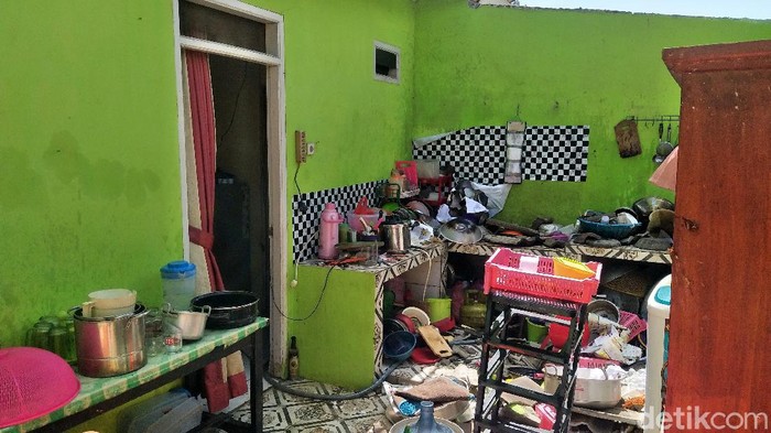 Sebanyak 29 rumah di Desa Sidamukti, Kecamatan Sukaresmi, Pandeglang, porak poranda disapu puting beliung. Berikut foto kerusakan rumah warga akibat bencana itu