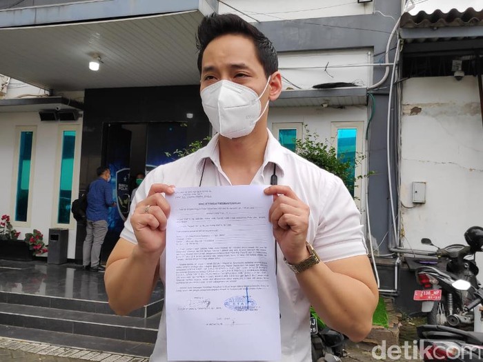 Dokter di Surabaya, Dewa Nyoman, mendapat ancaman pembunuhan di media sosial. Kini ia melaporkan ancaman itu ke polisi.