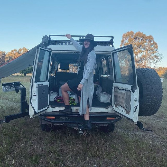Pada bulan Juli lalu Eve tak dapat melanjutkan perjalanan setelah dirinya menolak memberi tahu petugas kepolisian di Melbourne, Australia ke mana dirinya akan pergi. Dia lalu mengunggah insiden tersebut di Facebook. Foto: Instagram/@the.eve.olution