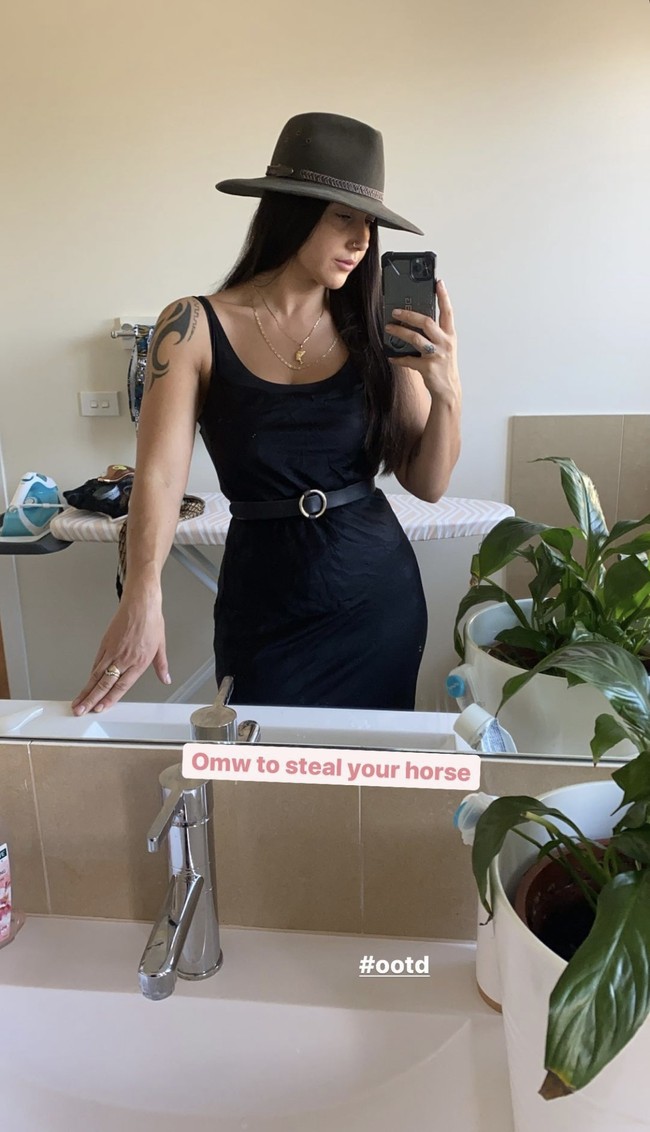 Penari striptis yang juga membuat konspirasi tentang virus Corona, Eve Black, mengungkapkan bahwa dirinya kini tinggal bersama biarawati agar bisa lebih dekat dengan Tuhan. Hal itu terlihat dari unggahan Instagramnya. Foto: Instagram/@the.eve.olution