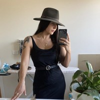 Penari striptis yang juga membuat konspirasi tentang virus Corona, Eve Black, mengungkapkan bahwa dirinya kini tinggal bersama biarawati agar bisa lebih dekat dengan Tuhan. Hal itu terlihat dari unggahan Instagramnya. Foto: Instagram/@the.eve.olution