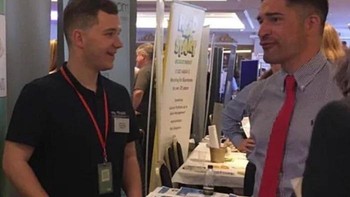 Lihat tangan pria di sisi kanan. Foto: Bored Panda