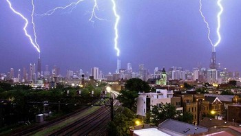 Tiga gedung disambar petir bersamaan. Foto: Bored Panda