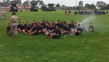 Tak sengaja disemprot. Foto: Bored Panda