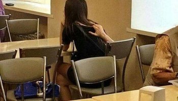 Seolah ada tangan muncul dari belakang. Foto: Bored Panda