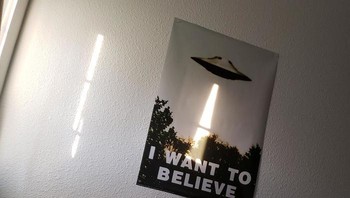 Sinar UFO dari Matahari. Foto: Bored Panda