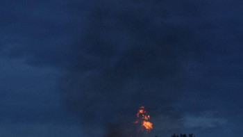 Seolah ingin mengorbankan anaknya. Foto: Bored Panda