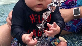 Bayi yang seorang waterbender.  Foto: Bored Panda  