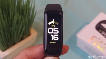 Samsung Galaxy Fit2 dibanderol Rp 699 ribu saja. Untuk fitur Galaxy Fit2 dibekali teknologi accelerometer dan sensor gyroscope yang dapat diandalkan untuk mendeteksi gerakan tubuh, seperti berjalan ataupun gerakan-gerakan berolahraga. Seperti pada gawai lainnya, teknologi accelerometer yang ada di Galaxy Fit2 juga bisa digunakan untuk meninjau jam tidur pengguna. Selain itu, ada pula penghitung detak jantung optik yang dapat diandalkan saat pengguna sedang berolahraga. (Foto: Mujahid Fidinillah/detikINET)