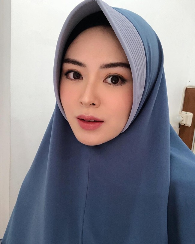 Hijab bergo yang terdapat pet di depan, identik dengan gaya jadul. Akan tetapi ketika Ayana yang memakai tetap terlihat cantik. Ayana mengenakan hijab bergo pet abu-abu bergradasi biru navy. Dan memakai inner hijab agar bagian depan rambut tidak terlihat. Foto: Dok. Instagram @xolovelyayana.