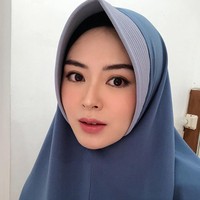 Hijab bergo yang terdapat pet di depan, identik dengan gaya jadul. Akan tetapi ketika Ayana yang memakai tetap terlihat cantik. Ayana mengenakan hijab bergo pet abu-abu bergradasi biru navy. Dan memakai inner hijab agar bagian depan rambut tidak terlihat. Foto: Dok. Instagram @xolovelyayana.
