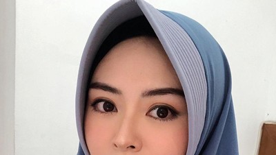 8 Gaya Ayana Moon Saat Pakai Hijab Bergo, Cantiknya Bikin Adem