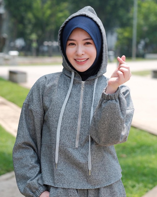 Saat berolahraga, Ayana juga memilih hijab bergo. Agar terlindung dari paparan sinar matahari langsung, Ayana memakai hoodie abu-abu. Hijab bergo juga nyaman digunakan saat olahraga lho! Foto: Dok. Instagram @xolovelyayana.