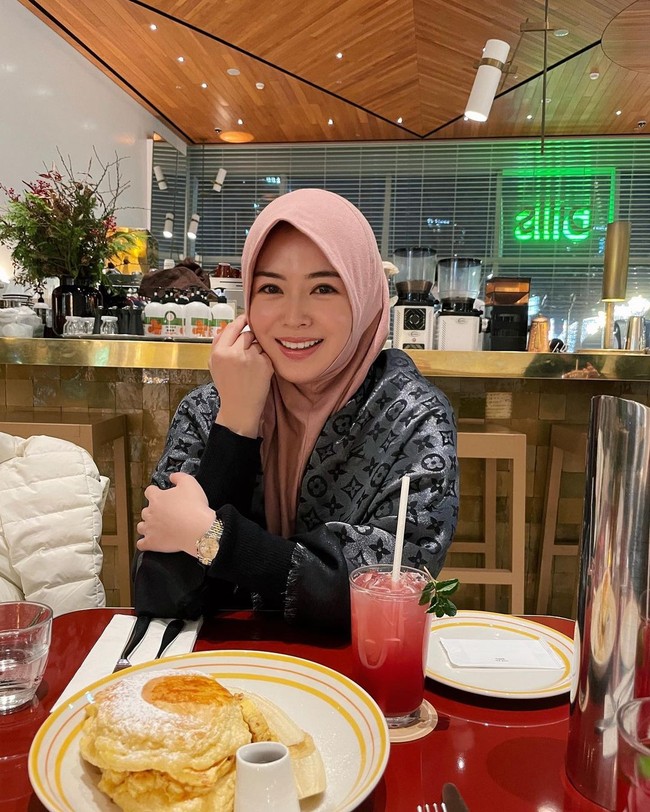 Warna hijab yang menjadi andalan Ayana Moon adalah pastel. Selain itu, ia juga kerap memakai hijab bergo non pet, ketika keluar rumah atau foto OOTD. Foto: Dok. Instagram @xolovelyayana.