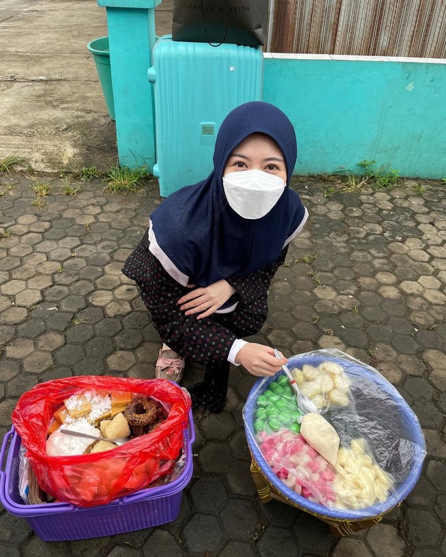 Ayana memakai hijab bergo navy dengan list putih, dipadu lounge wear polkadot hitam. Ini penampilan santainya ketika pergi membeli kue tradisional di Depok, Jawa Barat. Foto: Dok. Instagram @xolovelyayana.