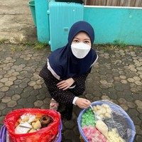 Ayana memakai hijab bergo navy dengan list putih, dipadu lounge wear polkadot hitam. Ini penampilan santainya ketika pergi membeli kue tradisional di Depok, Jawa Barat. Foto: Dok. Instagram @xolovelyayana.