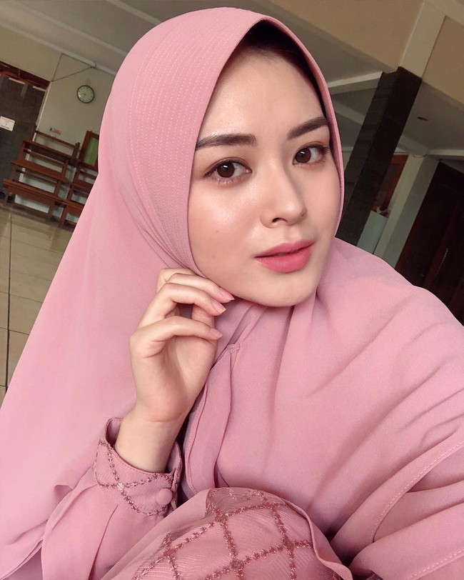 Salah satu keunggulan hijab bergo adalah praktis dan tidak perlu menggunakan jarum pentul. Hijab bergo langsung tegak ketika digunakan dan juga tidak mudah kusut. Foto: Dok. Instagram @xolovelyayana.