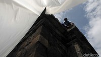 Bangunan candi ditutup dengan plastik UV.