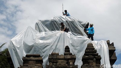 Gegara Merapi Erupsi, Candi Ngawen Ditutup Plastik