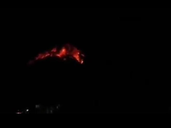 Video Gunung Raung erupsi mengeluarkan lahar panas beredar di media sosial. Pos Pengamatan Gunung Api (PPGA) Raung menyebut video itu hoaks. PPGA membantah lahar Gunung Raung meluber hingga ke rumah penduduk.
