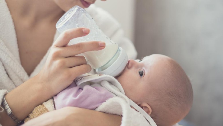 Ilustrasi memberikan ASI dengan botol Copy-spaced image of a mother feeding her little baby from the milkbottle