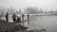 Ditambah situasi keamanan yang buruk di wilayah Kashmir membuat penanganan masalah lingkungan menjadi lebih sulit.
