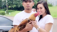 Sering menamai dirinya sebagai Preman Terkuat di Bumi, Maell Lee punya banyaak jutaan subscribers. Ini momen kocaknya bersama sang istri, Intan Ratna Juwita. Foto: Instagram @maell_lee