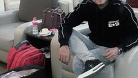 Selain sibuk buat konten video kocak di YouTube, Maell juga sering traveling. Posenya ngopi usai belanja juga tak kalah keren. Foto: Instagram @maell_lee