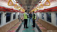 Dengan jumlah 4 kereta disetiap trainsetnya, KRL pada masa normal dapat melayani 1.500 orang dalam satu kali perjalanan, namun dalam masa pandemi ini KAl Commuter mengatur kapasitas pengguna sebanyak 74 orang perkereta.
