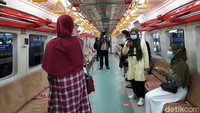 Penumpang KRL Yogya-Solo saat berswafoto di dalam gerbong kereta.