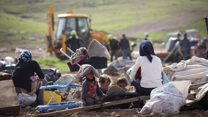 Israel Kembali Hancurkan Desa Badui Palestina di Tepi Barat Palestinian Bedouin watch Israeli troops demolish tents and other structures of Khirbet Humsu hamlet in Jordan Valley in the West Bank, Wednesday, Feb. 3, 2020. (AP Photo/Majdi Mohammed)