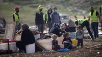 Seperti dilansir AFP, Kamis (4/2/2021) buldoser Israel merobohkan tenda-tenda dan toilet portabel milik keluarga Badui di Homsa al-Baqia, desa darurat dekat Tubas, Tepi Barat yang sebelumnya dihancurkan pasukan Israel pada November 2020, kata seorang videografer AFP.