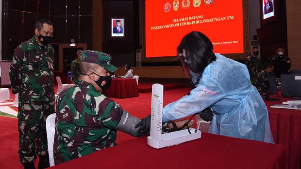 Istri Panglima TNI, Nanny Hadi Tjahjanto dan pejabat TNI lainnya melakukan vaksinasi COVID-19 tahap 1