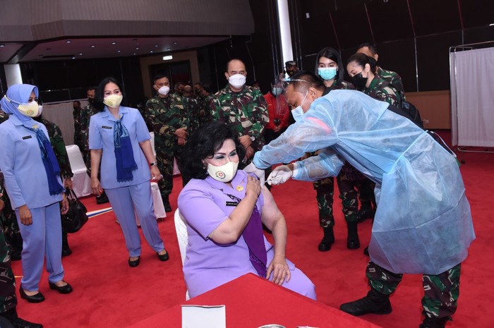 Istri Panglima TNI, Nanny Hadi Tjahjanto dan pejabat TNI lainnya melakukan vaksinasi COVID-19 tahap 1
