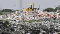 Sampah-sampah itu tampak memenuhi area di pinggiran proyek Tol Cibitung-Cilincing sisi atau bagian Tambun Selatan.
