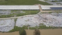Selain menimbulkan bau yang tidak sedap, tumpukkan sampah tersebut juga merusak pemandangan. Terlebih berada persis di sisi Jalan Tol Cibitung-Cilincing.