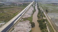 Tumpukkan sampah itu juga mencemari area sekitar Kali CBL.
