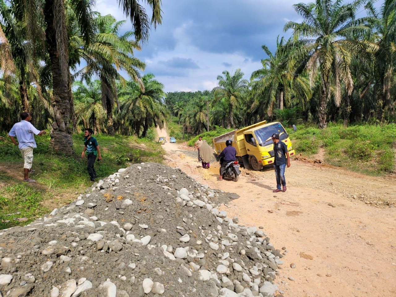Jalan menuju Desa Buket Hagu di Aceh Utara diperbaiki. (Dok Pemkab Aceh Utara)