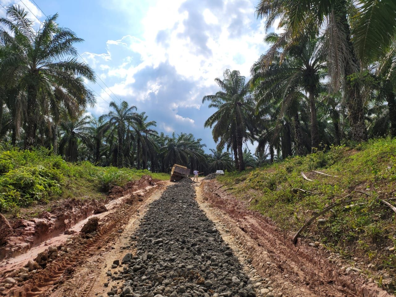 Jalan menuju Desa Buket Hagu di Aceh Utara diperbaiki. (Dok Pemkab Aceh Utara)