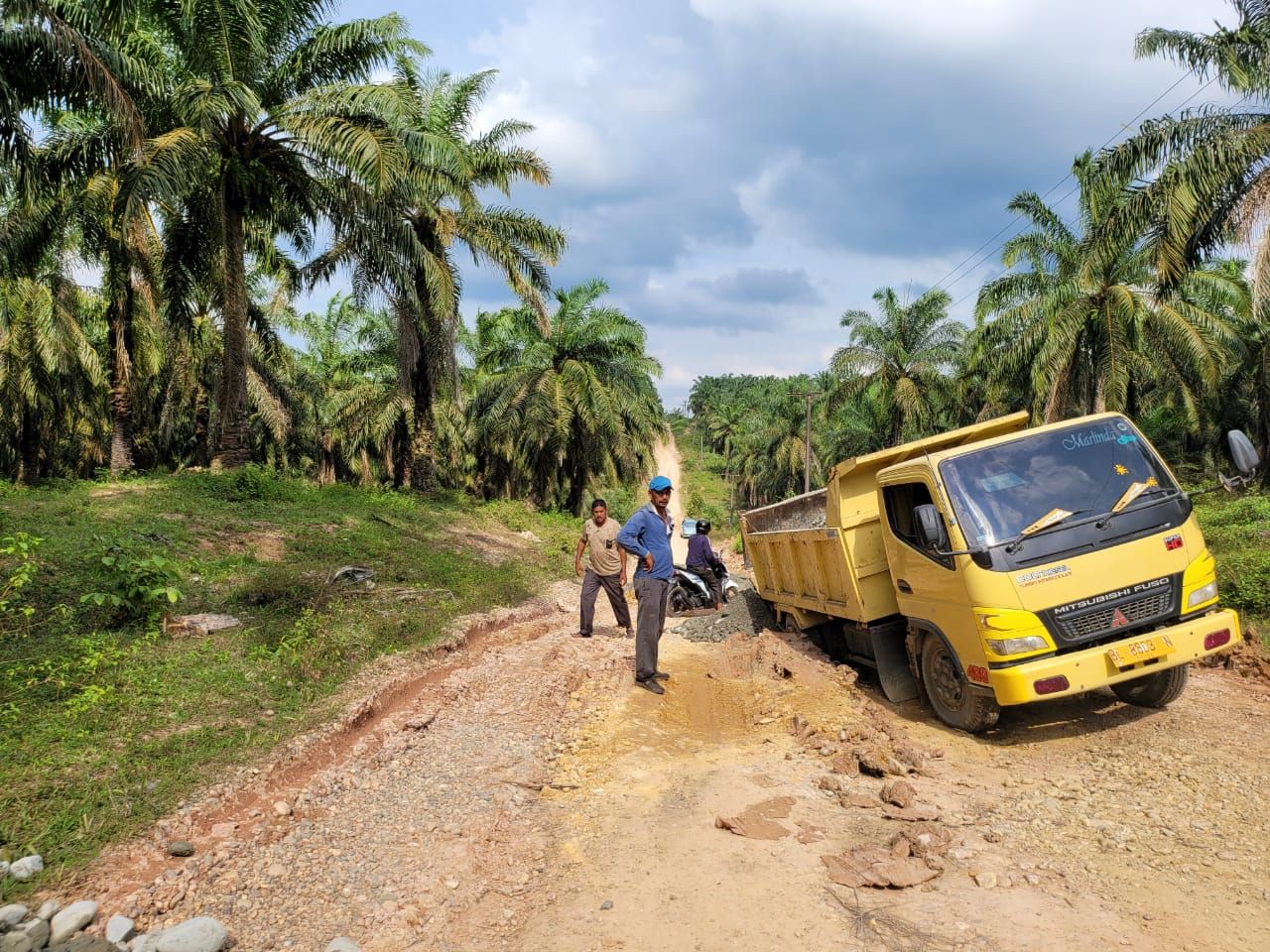 Jalan menuju Desa Buket Hagu di Aceh Utara diperbaiki. (Dok Pemkab Aceh Utara)