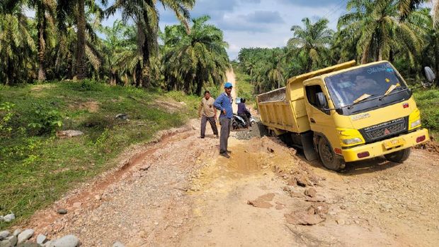 Jalan menuju Desa Buket Hagu di Aceh Utara diperbaiki. (Dok Pemkab Aceh Utara)