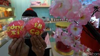 Selain sebagai suguhan dan sesaji saat sembahyang imlek, bakpao imlek juga dijadikan simbol keceriaan dan lembah lembut bagi yang memakannya.