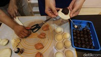 Seiiring berkembangnya zaman, bakpao kini tak hanya berwarna putih dengan isian daging. Bakpao beragam warna dengan hiasan karakter kartun atau pun tulisan bertema Imlek pun mulai banyak ditemui di masyarakat.