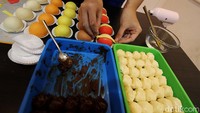 Di momen menjelang Tahun Baru Imlek seperti saat ini, bakpao pun mulai diburu pembeli. Bila di hari biasa penjualan bakpao mencapai 200 buah, di masa menjelang Imlek pembeli dan pemesan bakpao bisa mencapai 1000 lebih.