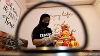 Bakpao karakter yang diisi dengan beragam varian rasa seperti keju, coklat, dan kacang hijau tersebut pun dijual mulai dari Rp 8.000 hingga Rp 15.000.