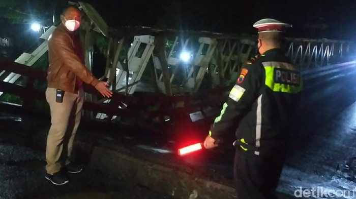 Jembatan di jalan Pantura yang menghubungkan Kabupaten Pekalongan dengan Kabupaten Pemalang, Jawa Tengah, ambles, Kamis (4/2/2021).