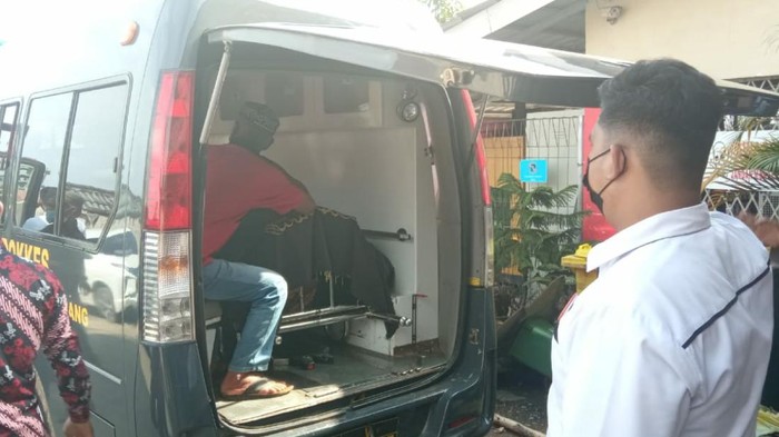 Jenazah pelaku usai di autopsi di RS Bhayangkara Palembang (Syahbana-detikcom)