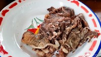 Untuk jeroan, kamu bisa pesan babat dan paru. Bagian sapi lainnya yang tak kalah enak ada dagingnya (empal), lidah, tetelan, hingga jando (payudara sapi). Semuanya dibumbui dan direbus terlebih dahulu sebelum diolah menjadi masakan enak. Foto: detikFood/Yenny Mustika Sari