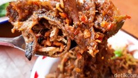 Selain tidak alot, Lidah Sapi Krengsengan ini juga terasa nikmat. Ada rasa manis dan agak pedas. Karena sebelumnya lidah ini telah direbus dan dibumbui, maka rempahnya begitu kuat di lidah. Foto: detikFood/Yenny Mustika Sari